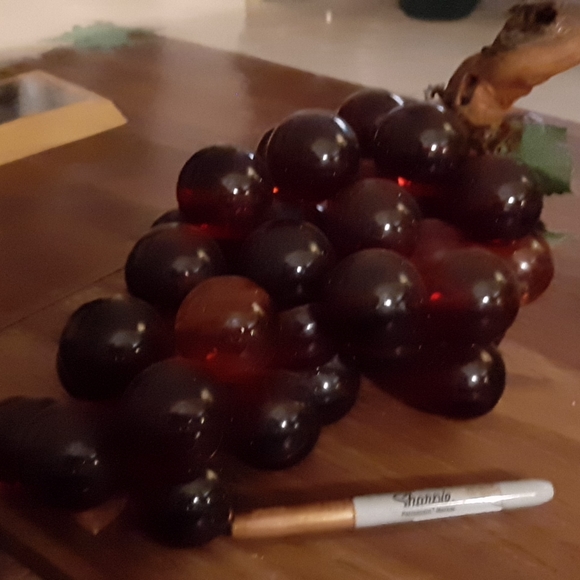 GORGEOUS!! RARE. Large vintage lucite grapes. - Picture 5 of 5